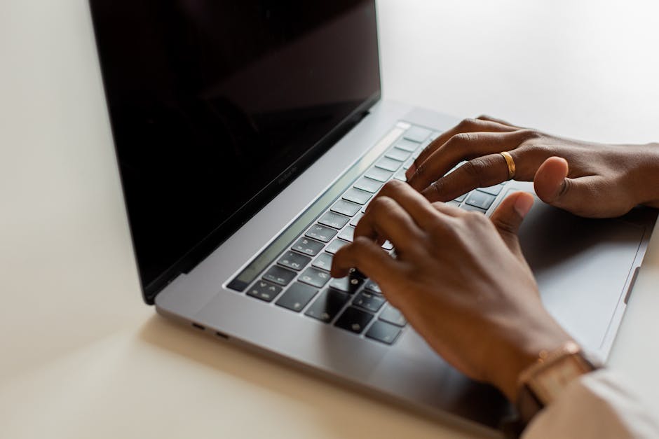 A Desk Setup Guide: Creating a Wrist-Friendly Laptop Workspace in 2025